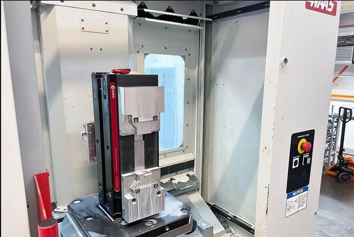 Used 2005 Haas EC-400, Full 4th Axis Rotary Table, 300 PSI CTS, Haas Renishaw Probing, Tombstones, 40 Station ATC