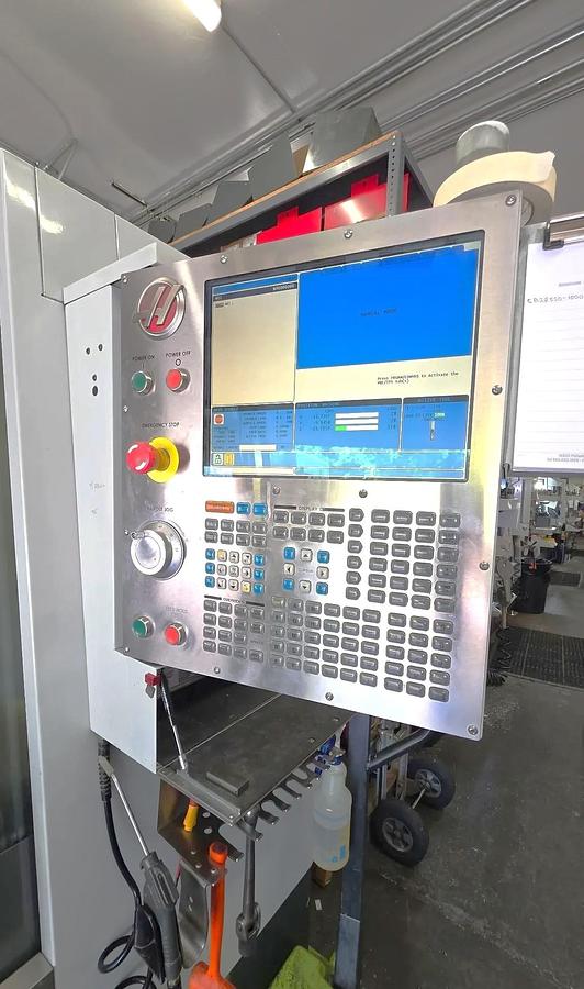 Used 2013 Haas VF-5SS with Haas Wireless Probing, Coolant Through Spindle, Chip Auger, Macros, Programmable Coolant Nozzle
