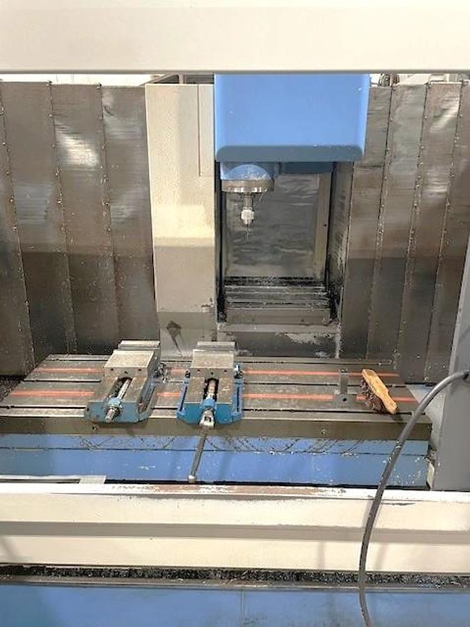 Used 2000 Mazak VTC200B with Chip Conveyor, 30 Station Side Mounted Tool Changer, Very Nice Condition, Located in Ontario, Canada