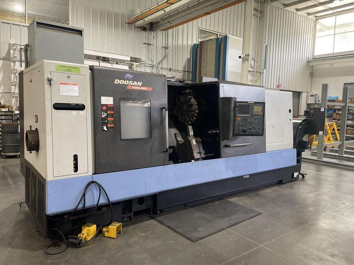 Used 2011 Doosan Puma 480L with 10.8" Bar Cap., (2) 24" Manual Chks, 80" cc, S/R, Tailstock
