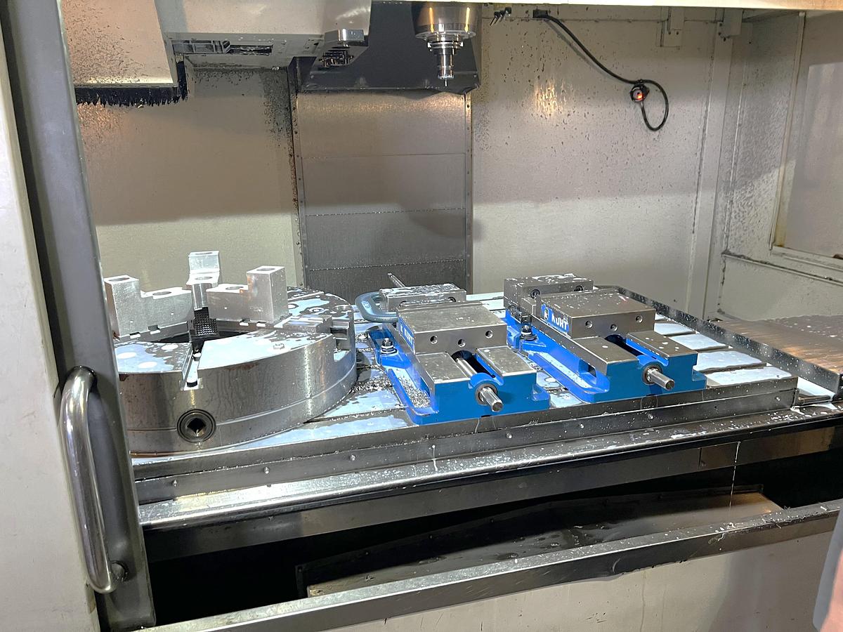 Used 2012 Haas VF8/50 with Coolant Thru Spindle, Probe Ready, 4th Axis Table, CAT 50, 7500 RPM, 30 Station Tool Changer, 