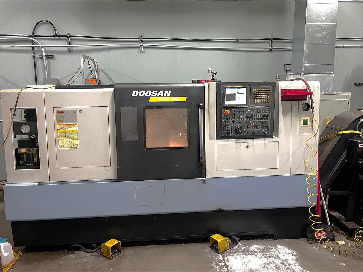 Used 2007 Doosan Puma 280 with Chip Conveyor, Fanuc Cntrl, 10" Chuck, 3" Bar Capcity, Tailstock