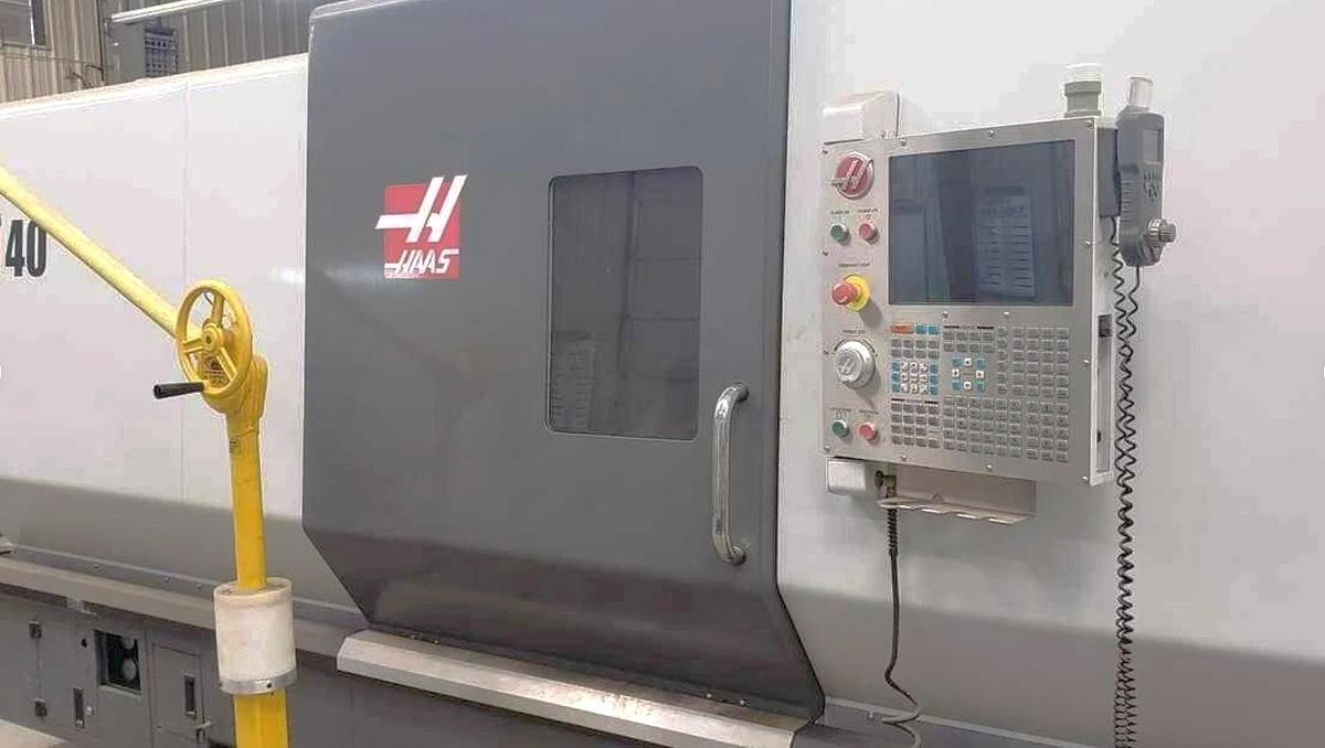 Used 2014 Haas ST-40 with SMW Hydraulic Steady Rest, 4" Bar Capacity, Toolsetter, Tailstock, Chip Conveyor, 44" Centers