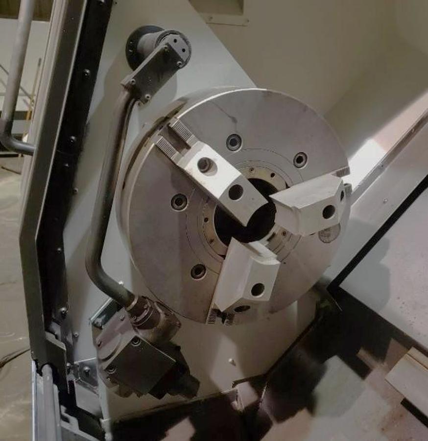 Used 2012 Doosan Puma 400MC with C Axis, Milling Capable, 21" Chuck, 6.5" Bar Capacity, Tailstock, Conveyor, Live Tool Holder