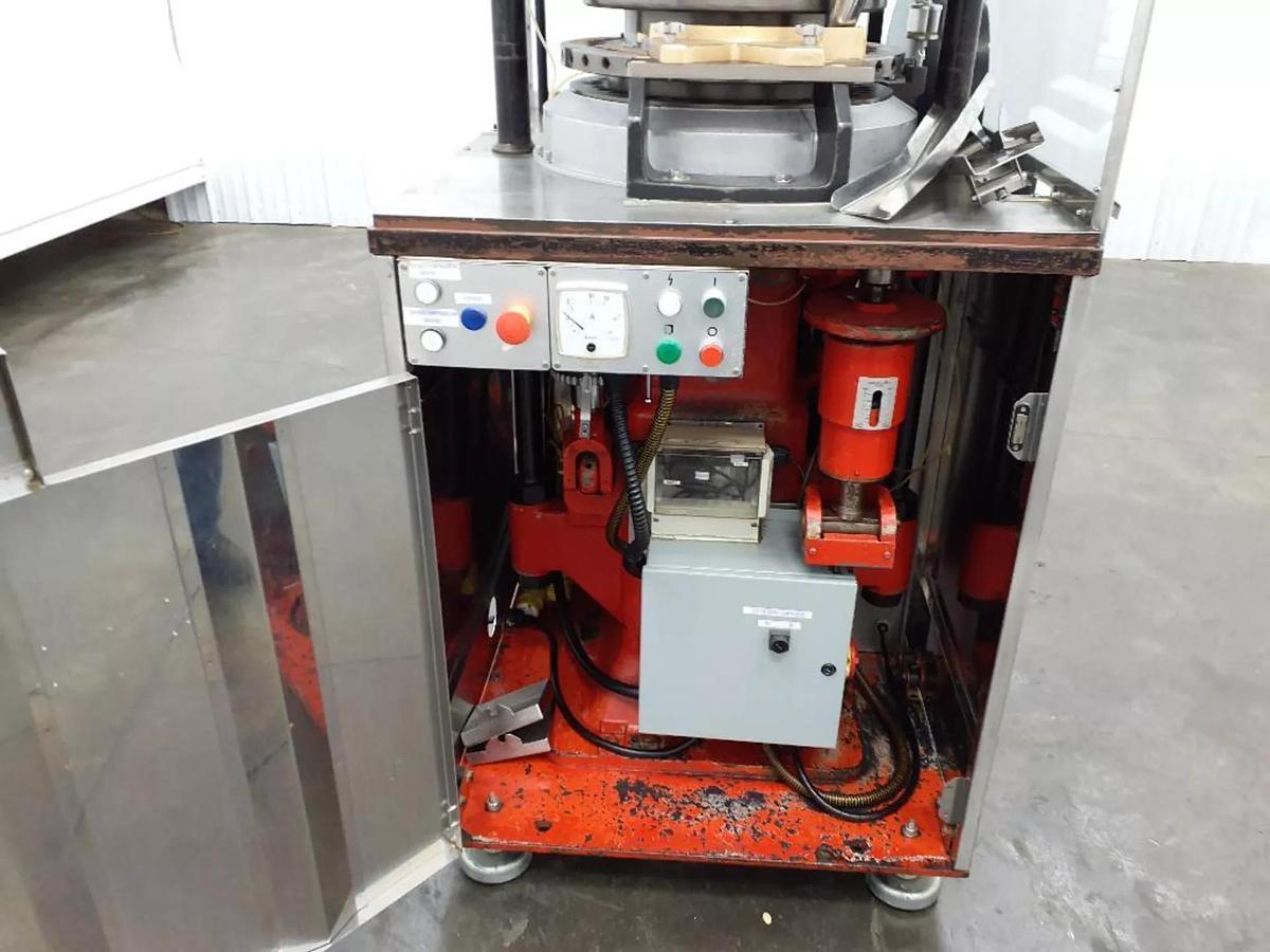 Used Manesty BB4 - 35 station  Dual sided press