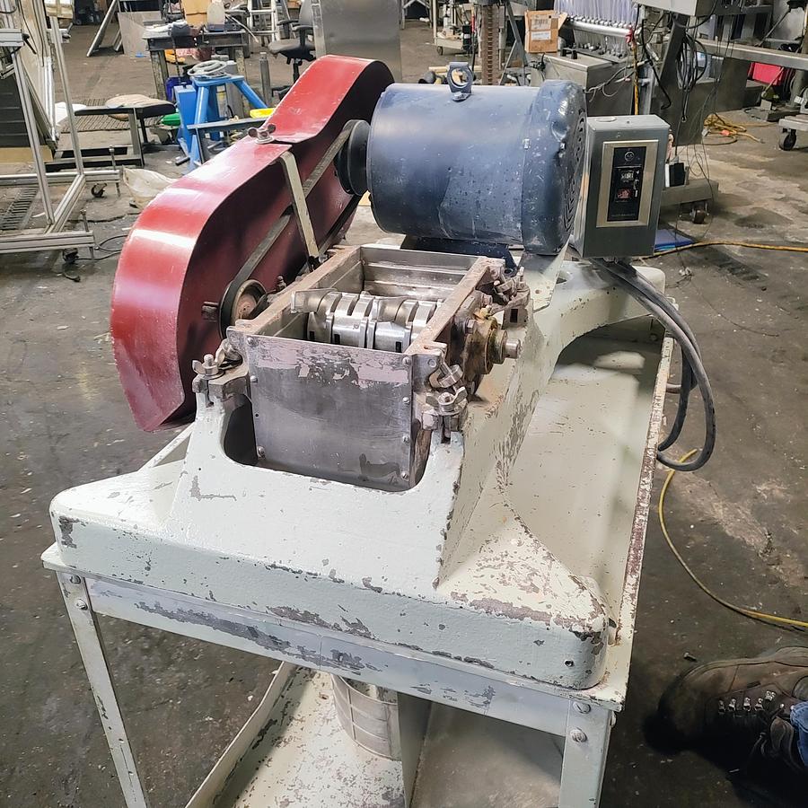 Used Fitzmill D-6 on cart