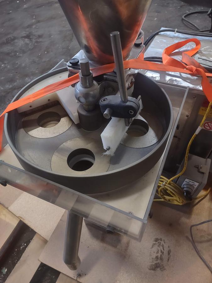 Used Speedee BR-234 Volumetric Filler with Foot pedal and eye operation.