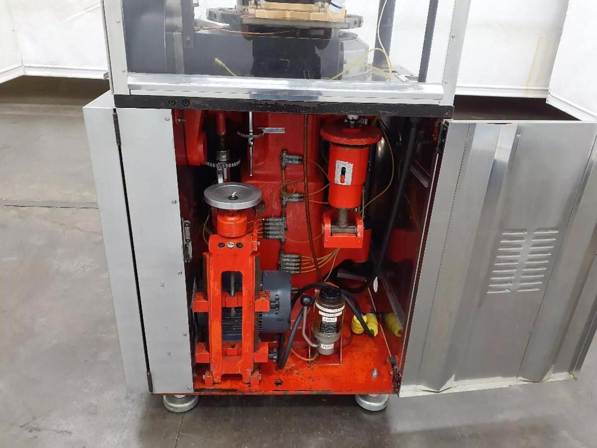 Used Manesty BB4 - 35 station  Dual sided press