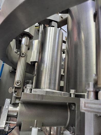 Used MRM RP8 - Gallon  piston filler with spare quart pistons