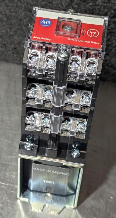 Used Allen Bradley 700S-DCP1020Z24 Safety Control Relay