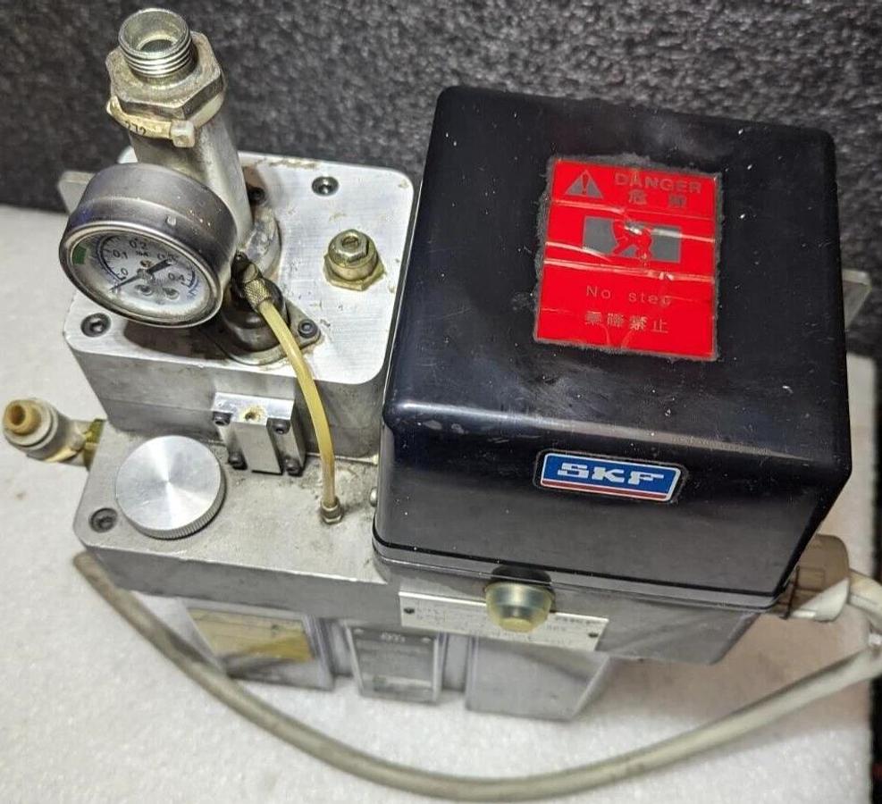 Used SKF Lubrication Systems VCM-2000-KW3-SP6 Oil Pump  24V
