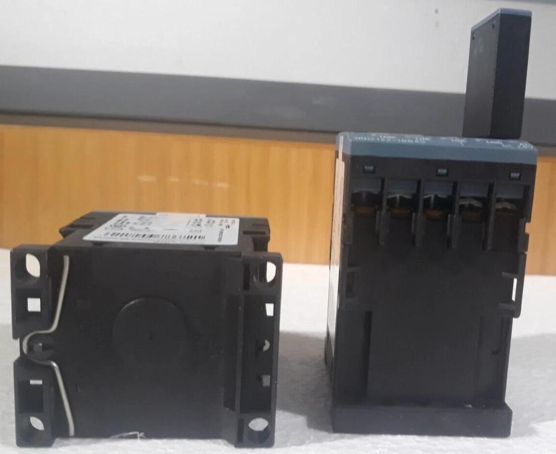Used Lot of 2 SIEMENS  3RH2122-1BB40 W/ 3RT2916-1JJ00