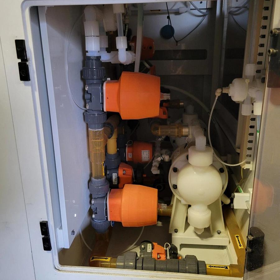 Used Kinetecs MEGAFLOW II chemical/corrosive mixing/delivery pump system 70 Gallon