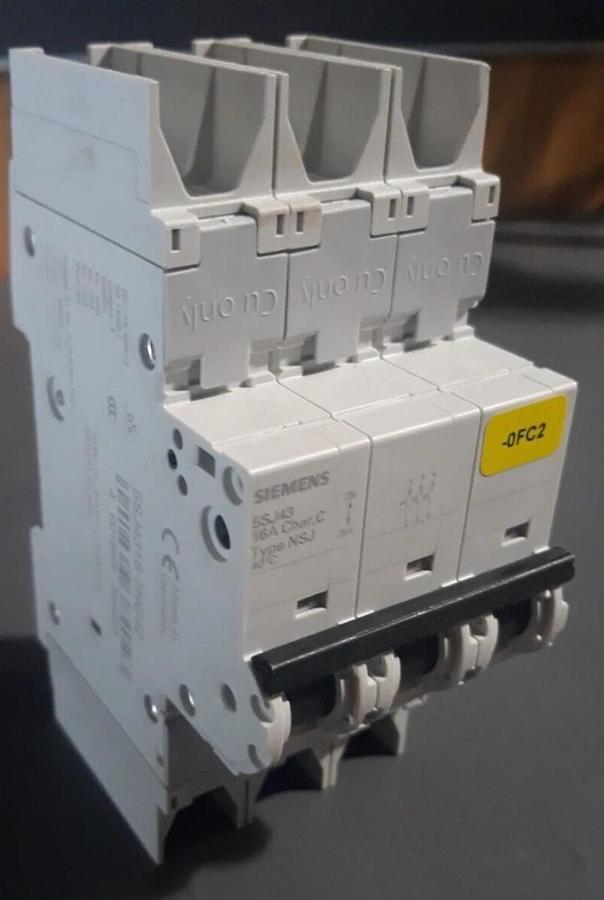 Used Siemens  5SJ4316-7HG42 / 3-Pole Circuit Breaker
