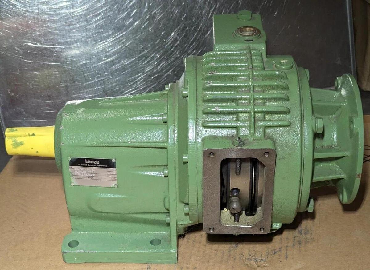 Lenze D-32696 Gearbox Reducer 12.602.12.13 oL=4UH1-220