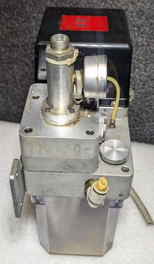 Used SKF Lubrication Systems VCM-2000-KW3-SP6 Oil Pump  24V