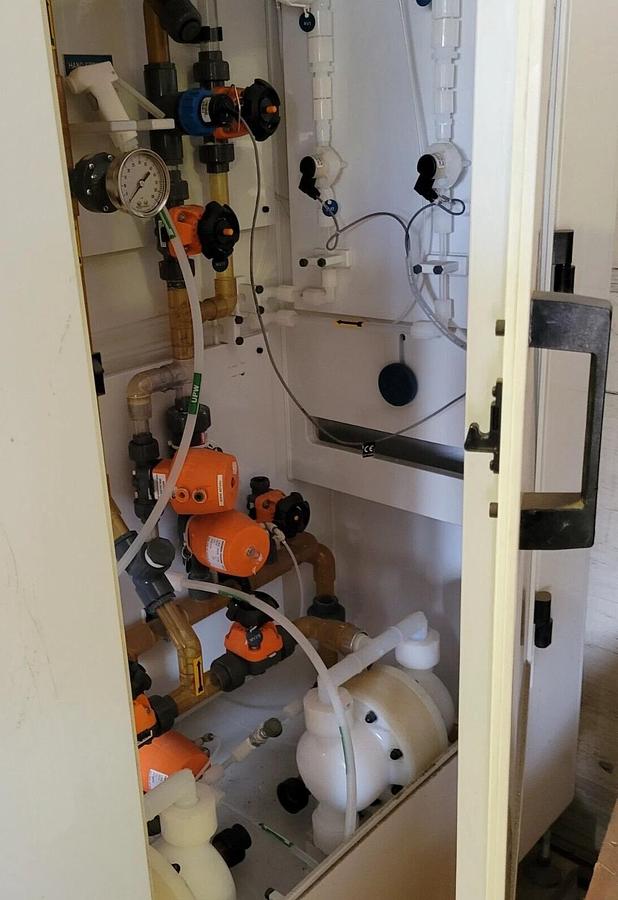 Used Kinetecs MEGAFLOW II chemical/corrosive mixing/delivery pump system 70 Gallon
