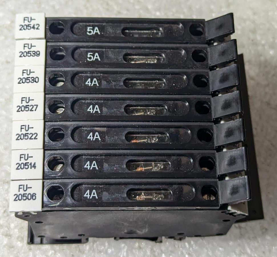 Used Lot of (7)  Phoenix  Contact TYP UK6,3-HESI Terminal Block W/Fuse