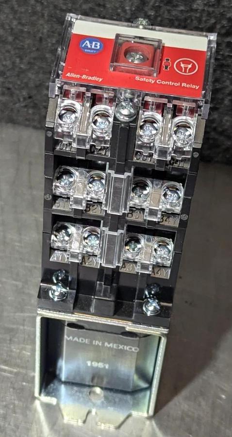 Used Allen Bradley 700S-DCP1020Z24 Safety Control Relay