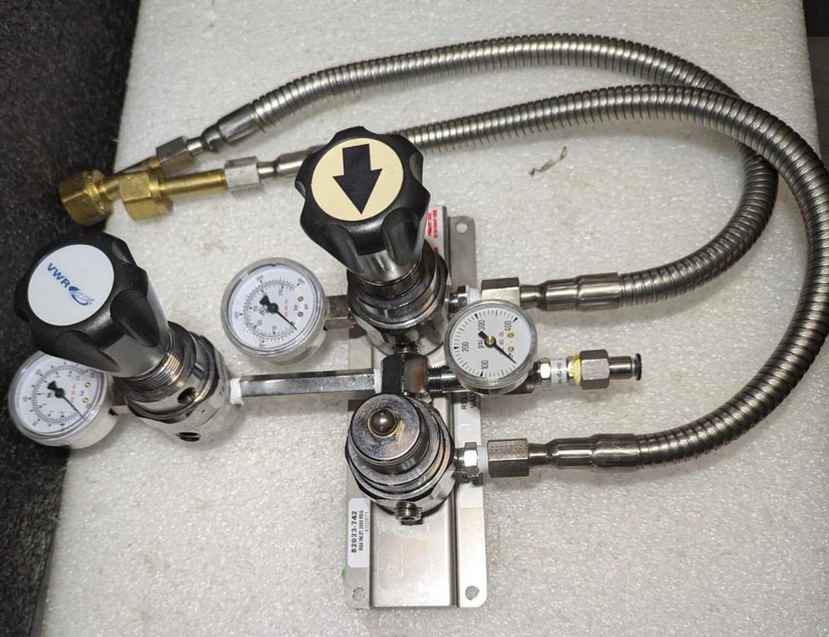 Used VWR  MANFLD -HUB 900BR-050  Regulator with Stainless Steel Hose