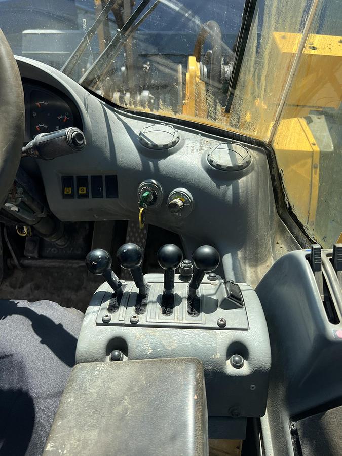 Used 2001 Volvo L70D