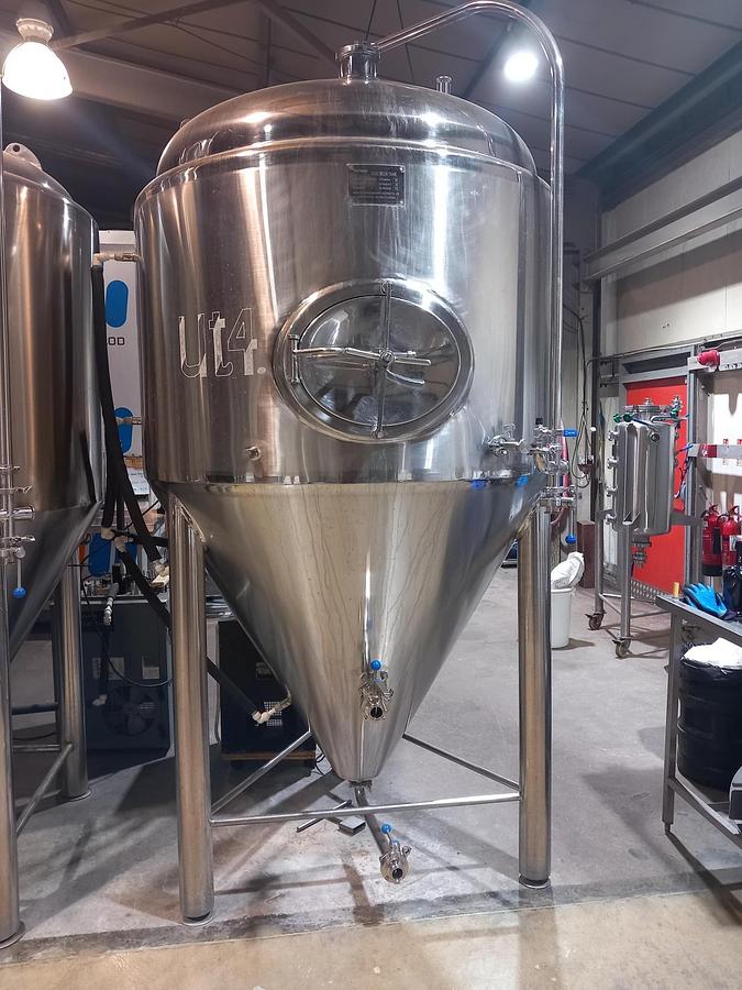 Used 2000 Litre Stainless Steel Fermenting Tanks