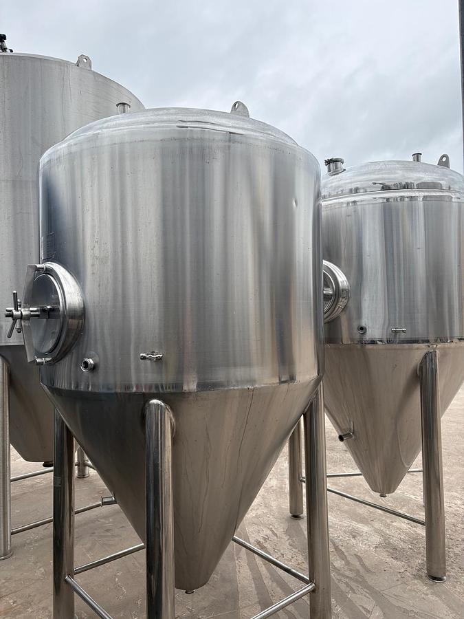 Used 2000 Litre Stainless Steel Fermenting Tanks