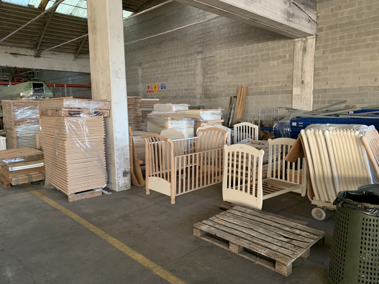 Usato Magazzino completo di una fabbrica di produzione lettini di alta qualità