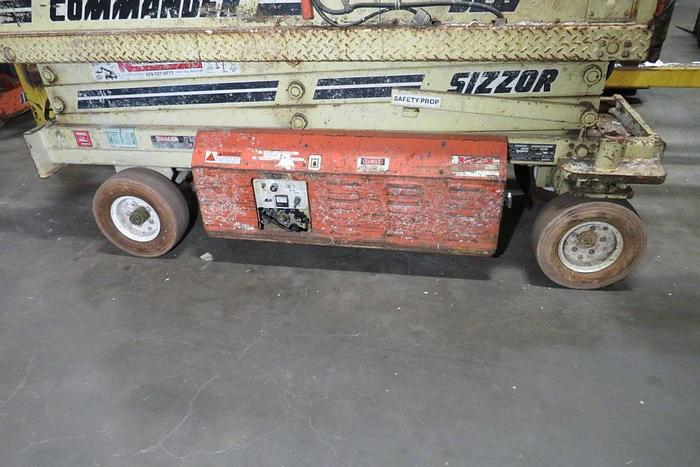 Used JLG IND. MDL. CM-2033 ELECTRIC SCISSOR LIFT PF