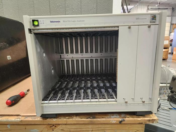 Used Tektronix TLA711 Logic Analyzer Mainframe