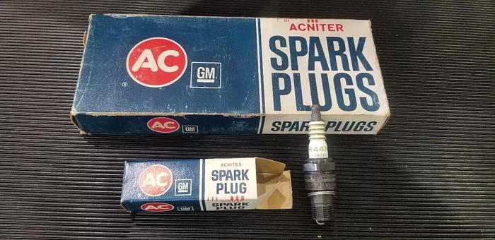 AC R44N NOS Spark Plugs 4 Thin Green Rings Set of 8 NEW!