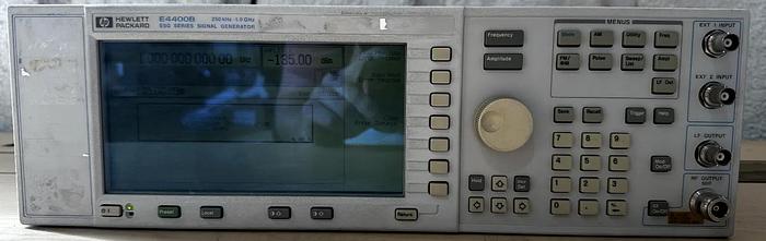 Used HP Agilent E4400B 250kHz-1GHz ESG Series Signal Generator *READ*