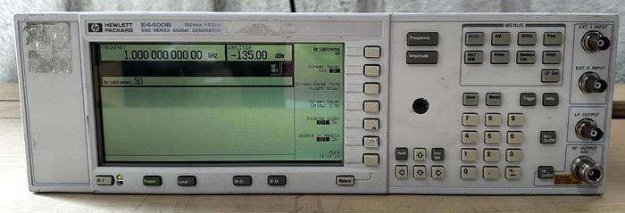 Used HP Agilent E4400B ESG Series Signal Generator 250kHz-1.0GHz *READ*