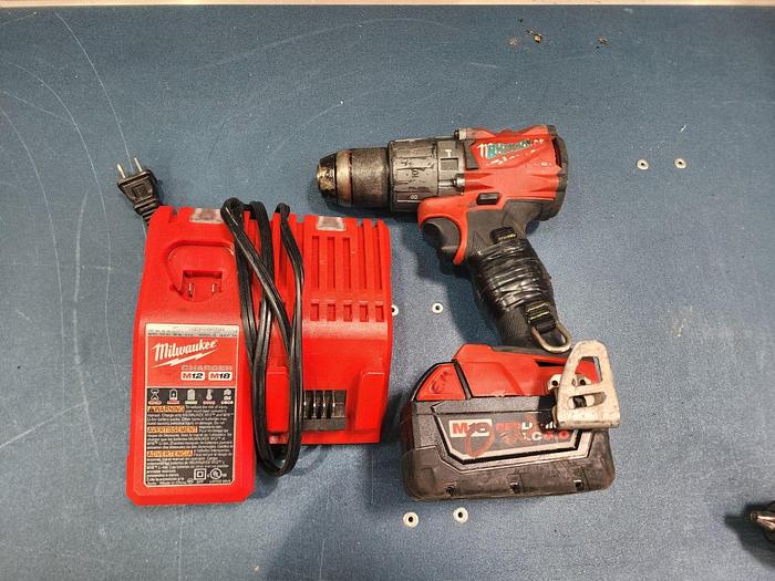 Used Milwaukee 2804-20 Drill with Battery and Charger Unit #8