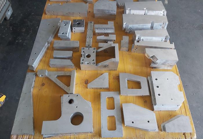 Gebraucht Aluminium Konstruktionsteile, Bleche, Winkel, usw., gemäß Foto, gebraucht