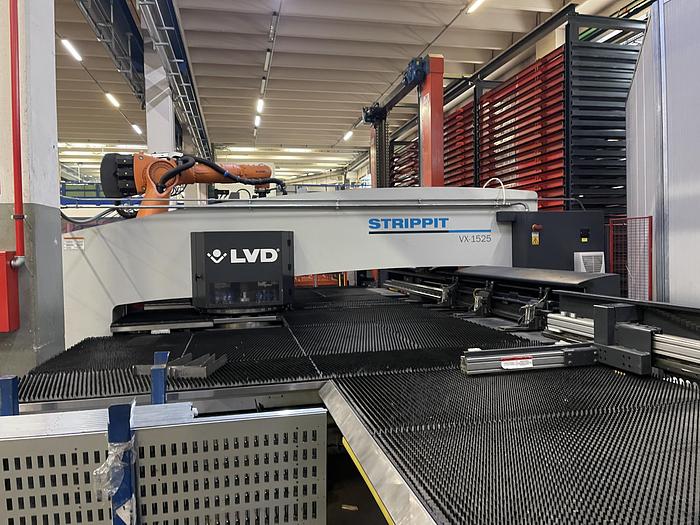 Installata Punzonatrice Cnc LVD STRIPPIT VX-1525 con Robot KUKA