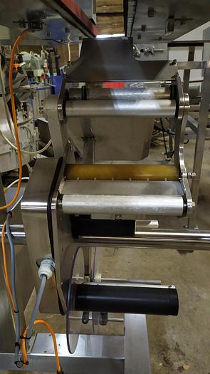 Used Etykieciarka na etykiety samoprzylepne z klejeniem etykiety na opakowaniu od spodu ,,UNILOGO"