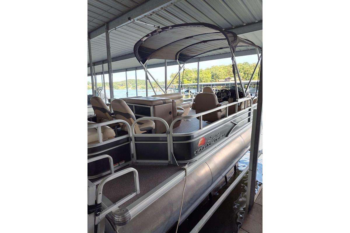 Used 2016 Sun Tracker Fishin' Barge 22 XP3