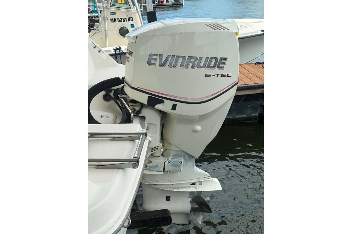 Used 2005 Aquasport 2100 Center Console