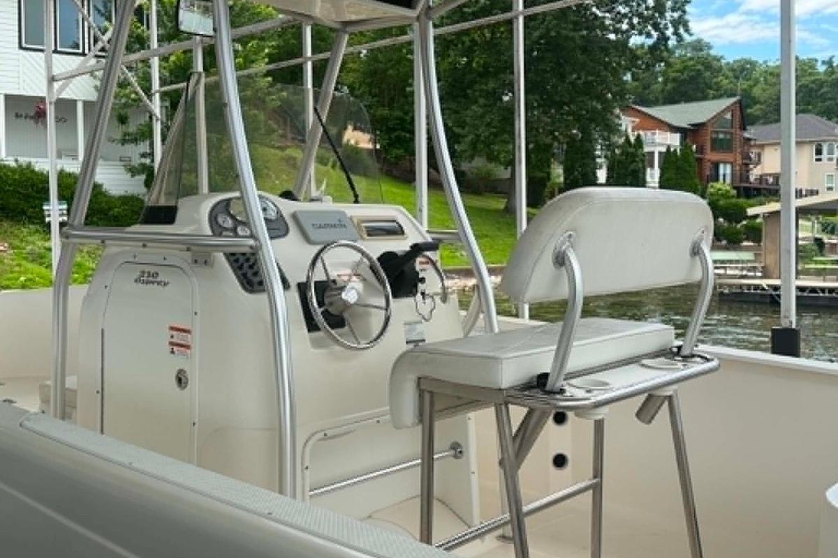 Used 2005 Aquasport 2100 Center Console