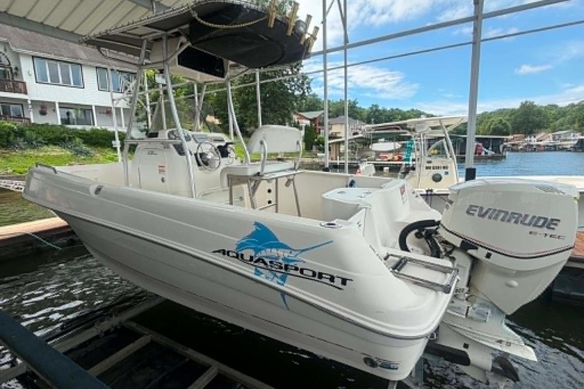 Used 2005 Aquasport 2100 Center Console