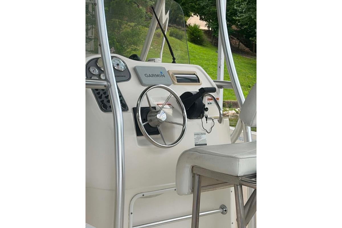 Used 2005 Aquasport 2100 Center Console