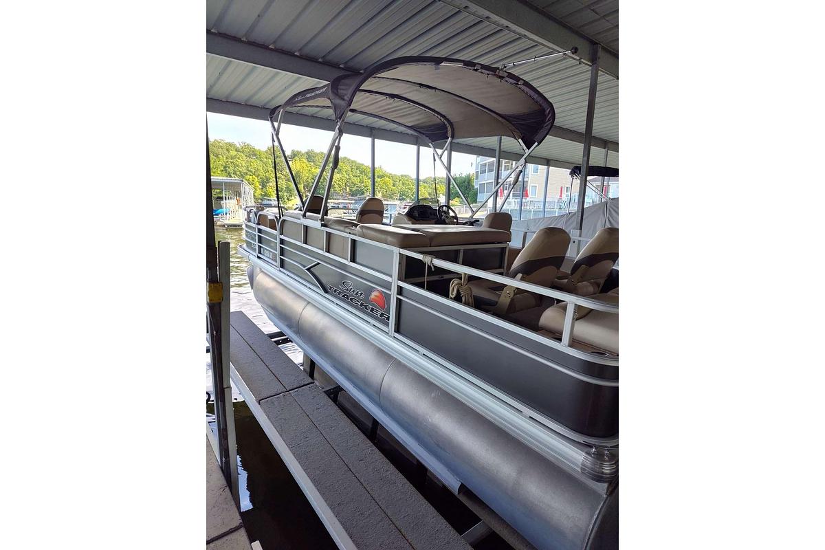 Used 2016 Sun Tracker Fishin' Barge 22 XP3