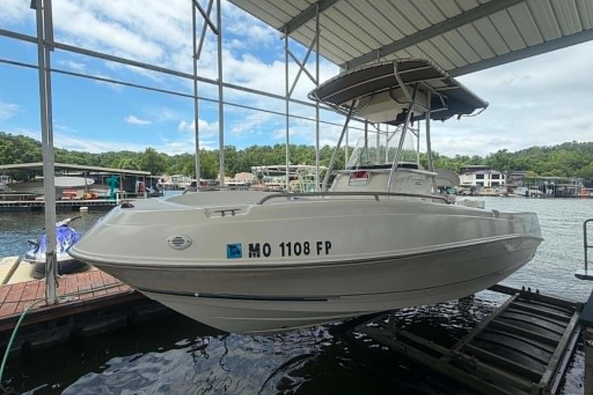 Used 2005 Aquasport 2100 Center Console