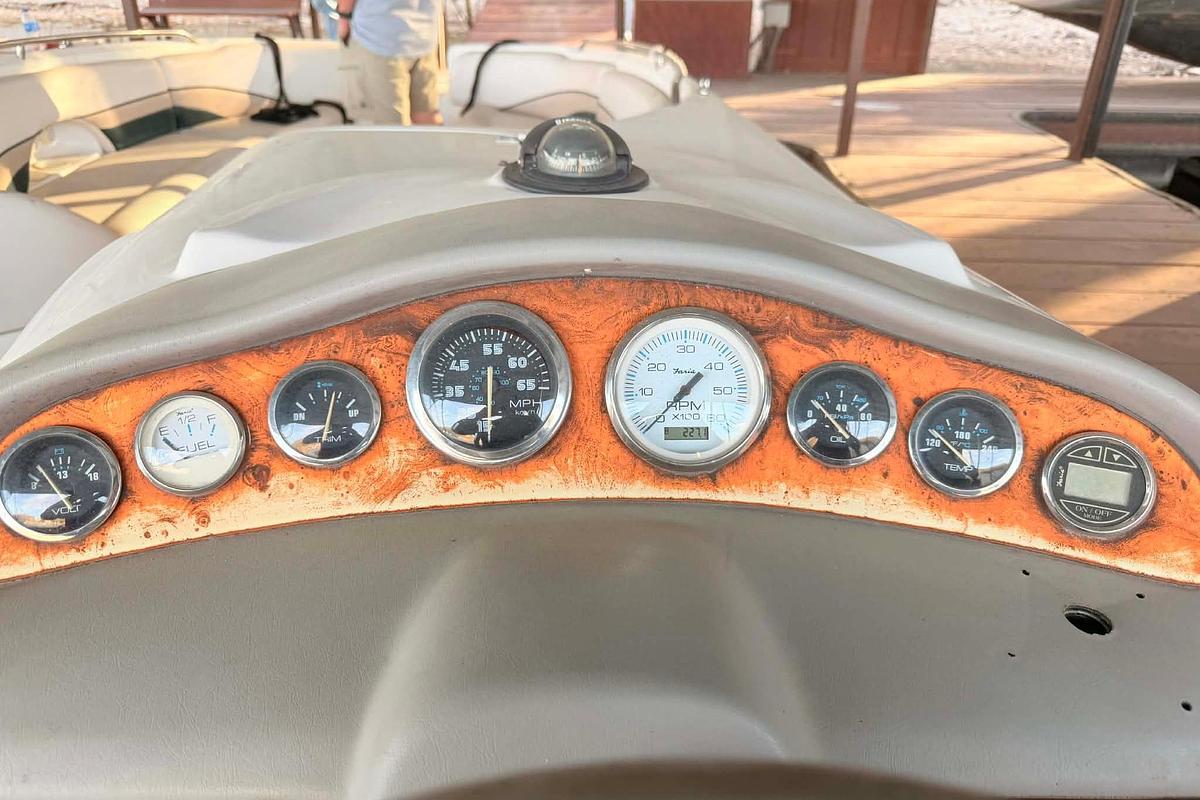Used 1998 Chaparral Sunesta 252