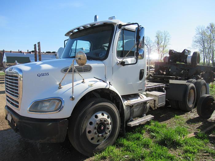 Used 2005 FREIGHTLINER BUSINESS CLASS M2