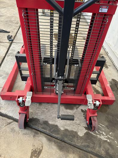 Used Dayton Hydraulic Fork Lifter