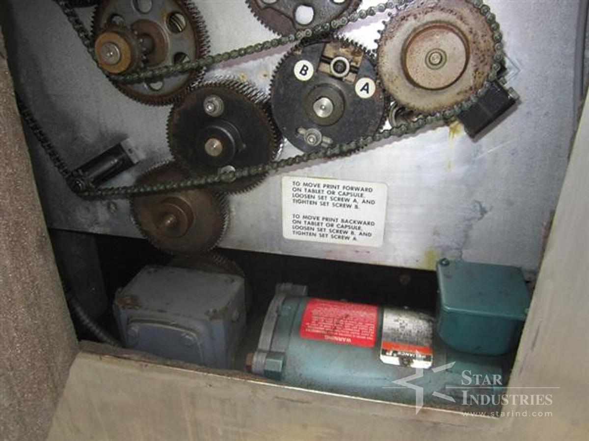 Used IMA MODEL F350 FARMOMAC 8 SPINDLE CAPPER