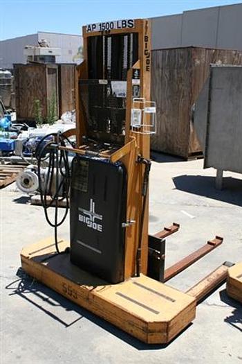 Used Big Joe Electric Lift, 576 KG, 108"