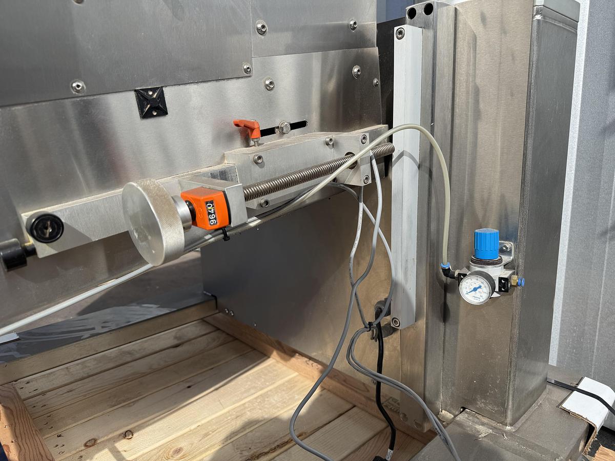 Used Chuck Capper w/ Elevator